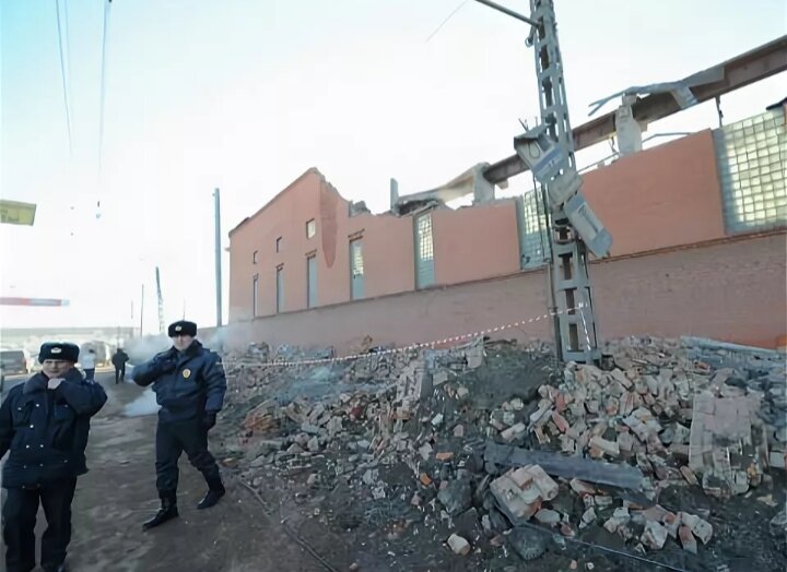 Лакокрасочный завод и разрушения от метеорита. Фото взято с просторов интернета