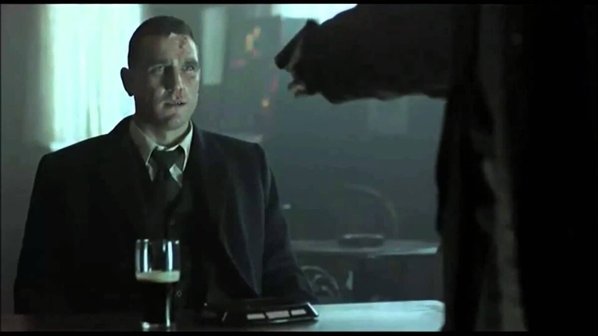 Все тот же Винни Джонс, но теперь уже Тони Пуля в Зубах. Эту сцену надо смотреть минимум раз в неделю, титановые яйца. Цыган Микки тоже крут и отирается где-то рядом