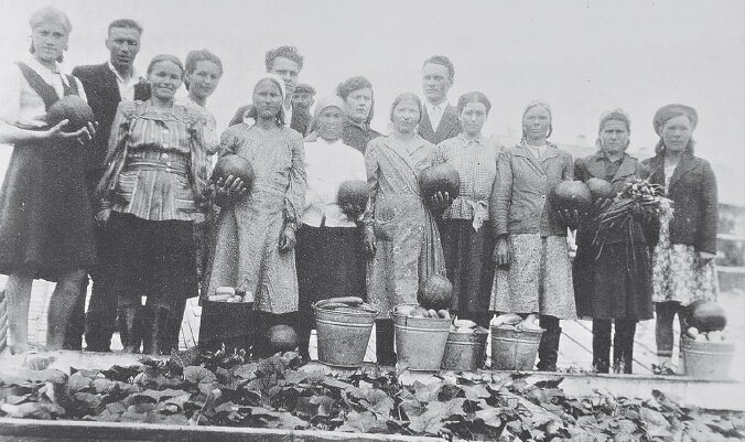 Памятный снимок с арбузами сделан после войны, в 1949 году
