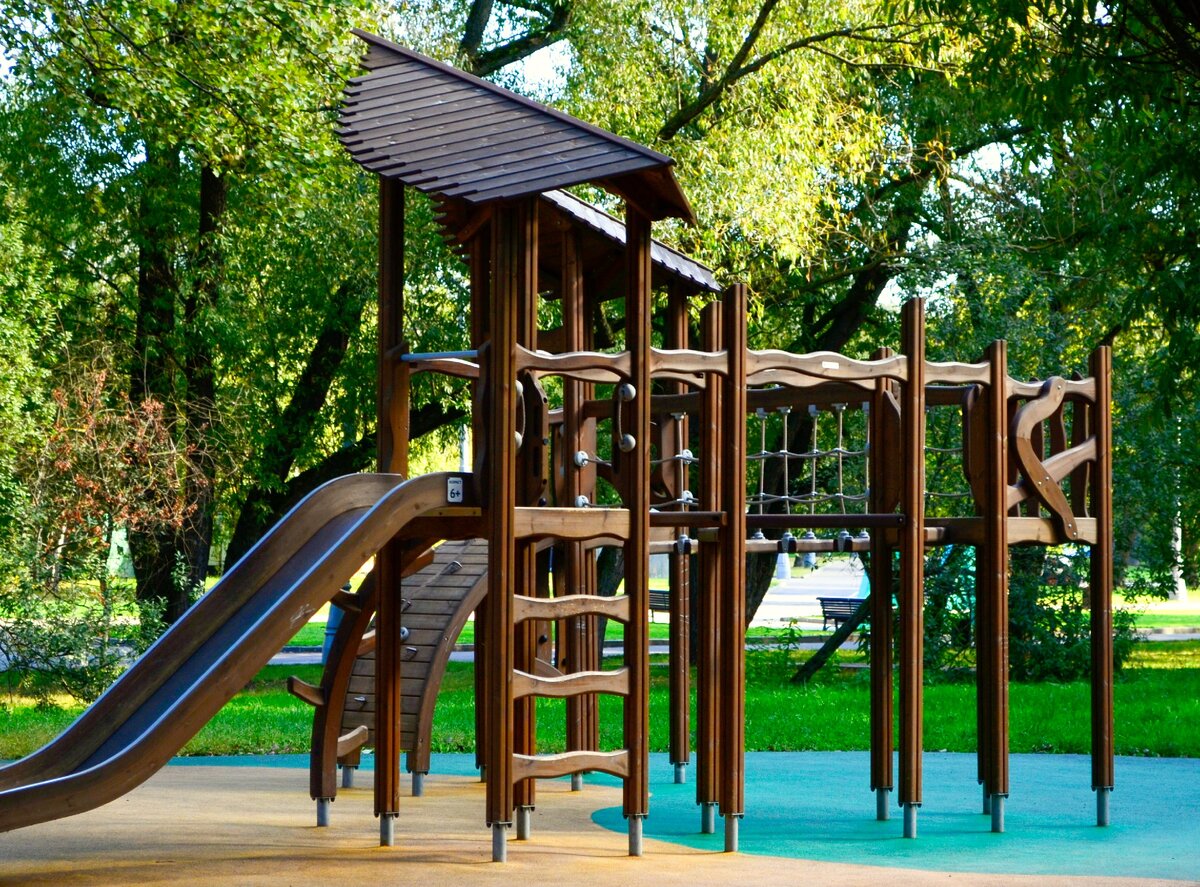 Мамам необходимо вместе играть с девочками на площадке, показывать все и объяснять как что работает.