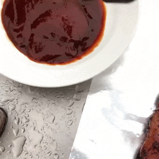 Не забудьте смазать барбекю соусом для глазировки.