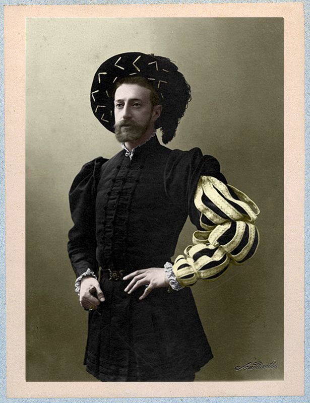 Константин Константинович в очередном сценическом образе.