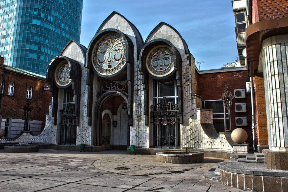 Очень оригинальный с виду театр кукол в центре Новосибирска