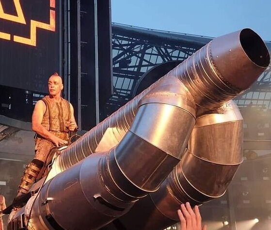 вокалист группы Rammstein Тилль Линдеманн во время концерта в  Роттердаме, 25.06.2019 (источник фото: https://www.pinterest.co.uk/pin/AUXu0aEHyoUb_m7MY82Sq7SmBEltbI_SeSfZsIDGnWetKc9OW7mFkKE/)