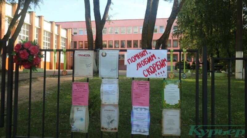 Акция по «захоронению голосов» 18 августа у гимназии № 7. Фото: Сергей Мартинович