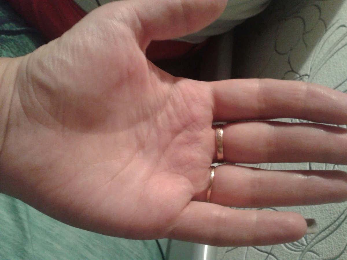 Знак жертвенности на руке: указательный и безымянный пальцы искривлены в сторону среднего пальца (пальцы "домиком"). Фото из открытых источников.