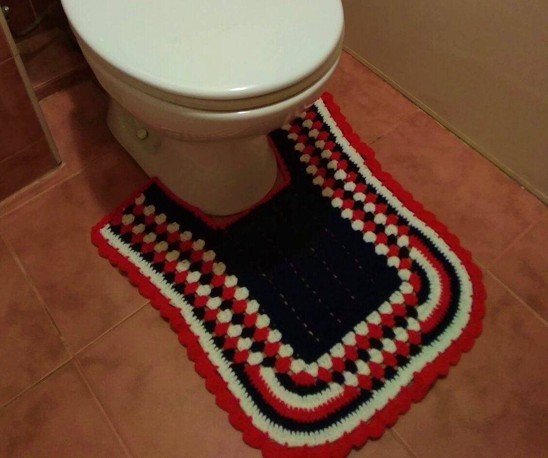 Вязаные коврики в ванную комнату крючком со схемами: простые и красивые