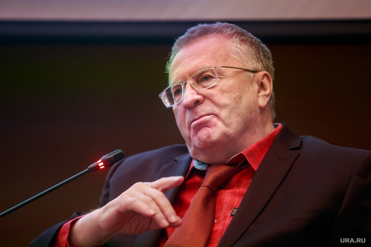 Лидер ЛДПР Владимир Жириновский не смог за два месяца пообщаться с президентом России Владимиром Путиным по поводу ареста экс-губернатора Хабаровского края Сергея Фургала. По словам депутата, глава государства пока «очень занят».«Эпидемия коронавируса все еще продолжается, а с Беларусью могла случиться третья мировая война», — рассказал Жириновский в ходе эфира на «Дожде». При этом глава ЛДПР выразил надежду после приговора президент согласится помиловать Фургала, так как «организация убийства — не такое серьезное преступление, как само убийство».Сергей Фургал был арестован 9 июля. Ему предъявили обвинение в убийствах и покушениях на убийства предпринимателей в 2004—2005 годах. Экс-глава Хабаровского края останется в СИЗО до декабря. Ранее Жириновский назвал способ освободить Фургала.