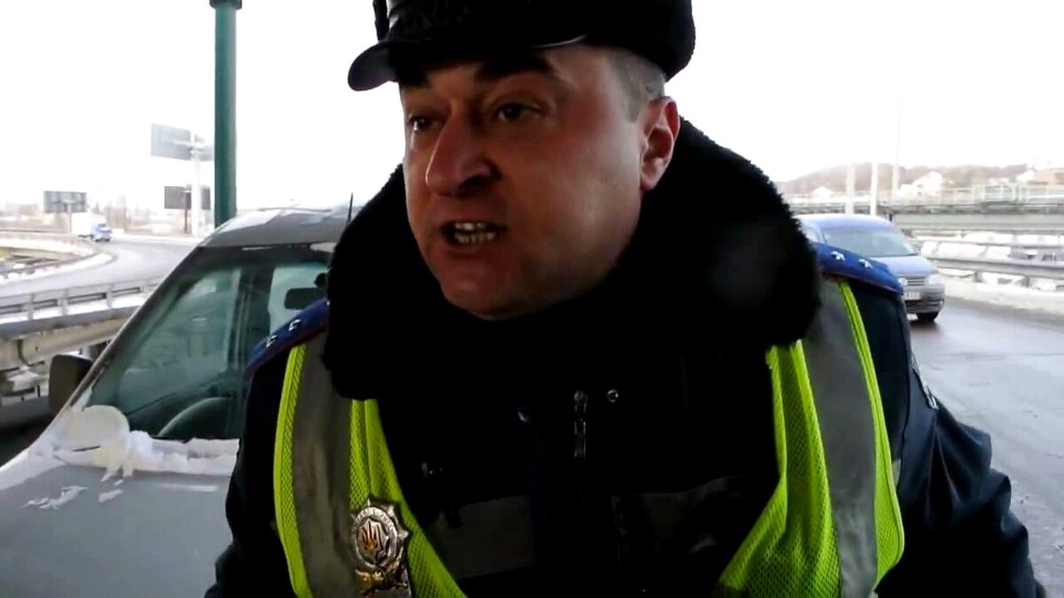 Сотрудник ДПС хамит водителю