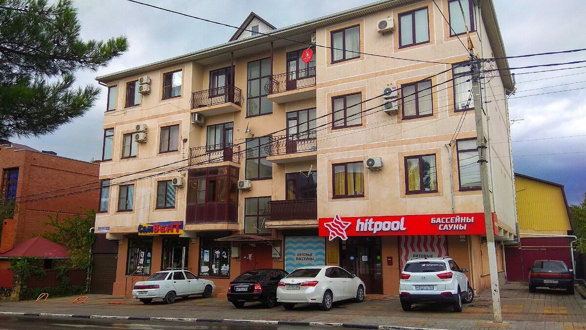 Многоквартирный 4-х этажный дом в центре Геленджика, улица Новороссийская