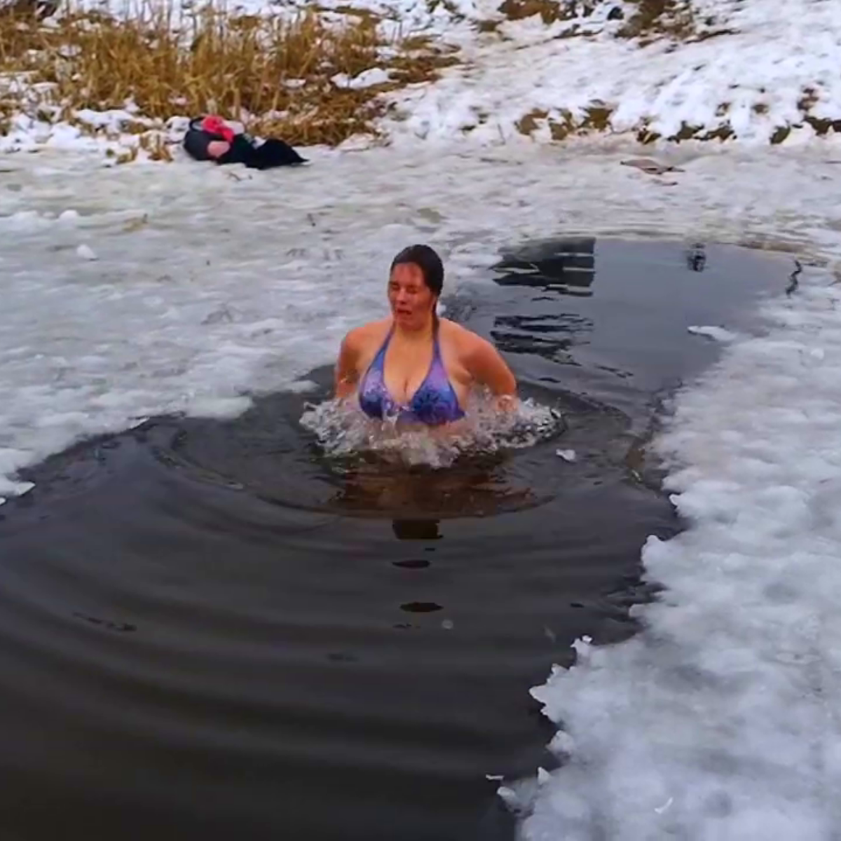 крещение 2023 в проруби. можно ли купаться 31 декабря. купание в проруби на крещение. купание в проруби 2023. крещение господне фото.