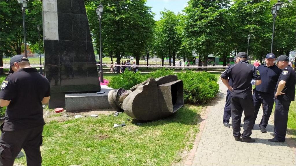Памятник маршала Георгия Жукова в Харькове, снесенный под крики "Украина". Фото из открытых источников