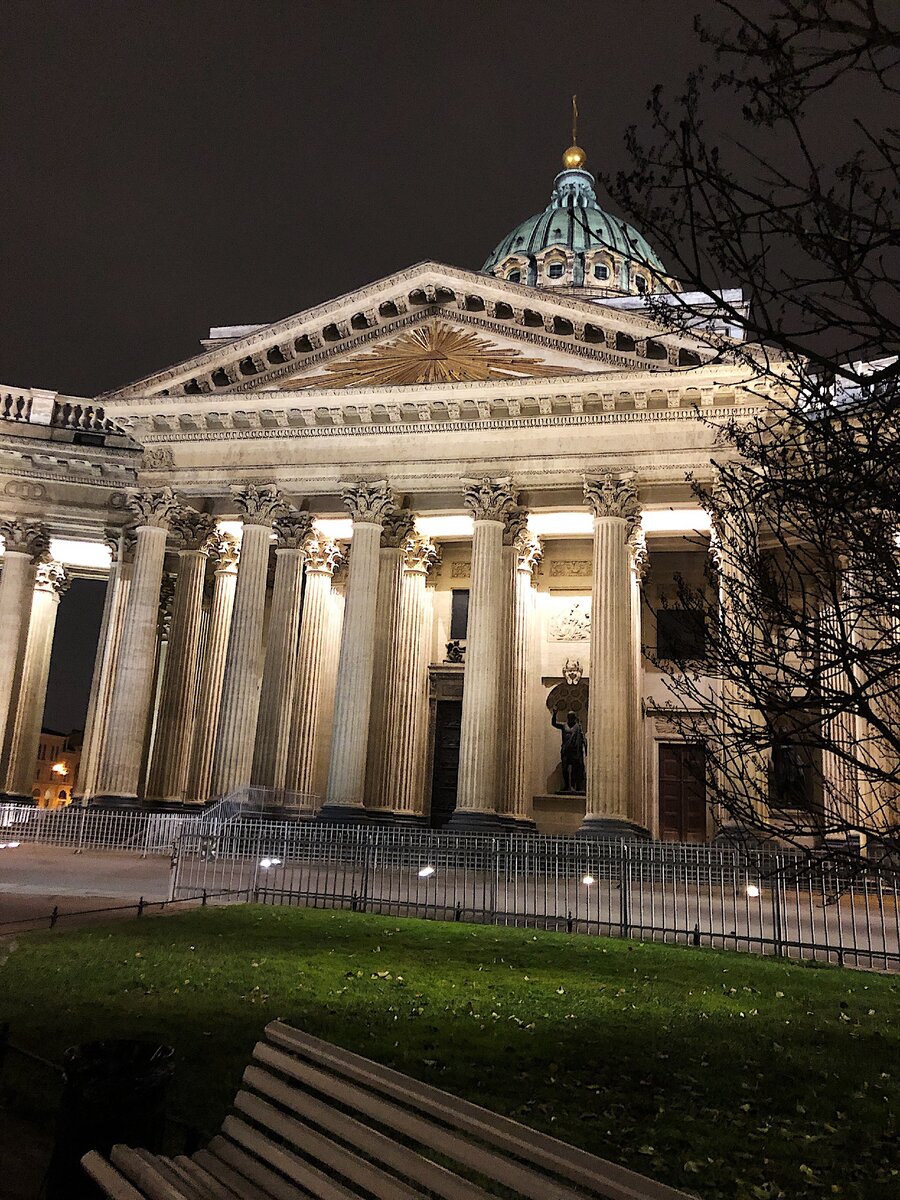 Обожаю Казанский собор вечером или ночью - мне кажется, при таком освещении он выглядит более величественно и романтично