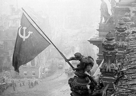 Красный флаг над Берлином: кто его водрузил и почему над Рейхстагом?