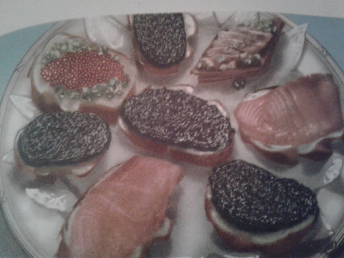 Бутерброды с настоящей икрой и настоящей рыбой.