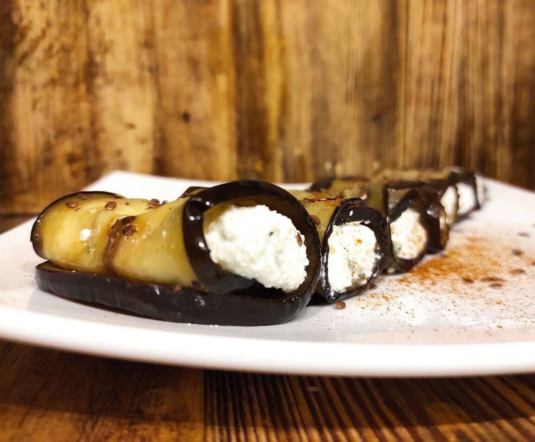 Если вы ещё не прошли период кето-адаптации, творог лучше заменить на более жирные сырные варианты (например, сливочный сыр 70%)