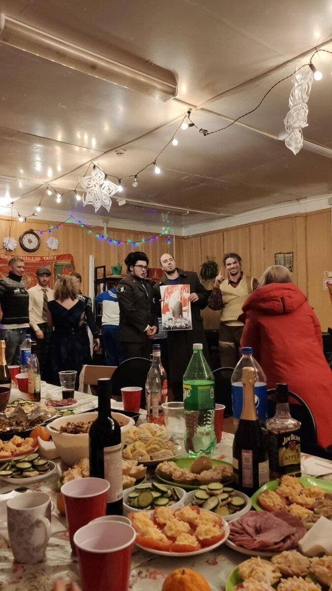 Даже все закуски были в стиле СССР! Нарезки и прочее!