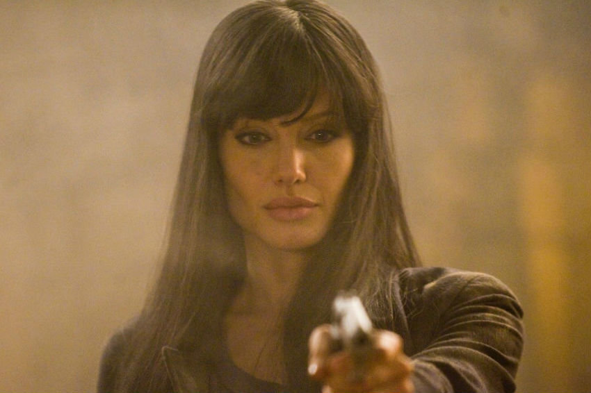 Солт (2010)
Офицер ЦРУ, которая присягнула своей стране. Но когда ее обвиняют  в шпионаже в пользу русских, не остается иных вариантов-надо очистить свое имя и доказать свой патриотизм. Используя все свои навыки и многолетний опыт работы в качестве оперативного агента, Солт должна избежать захвата и защитить себя и своего мужа.