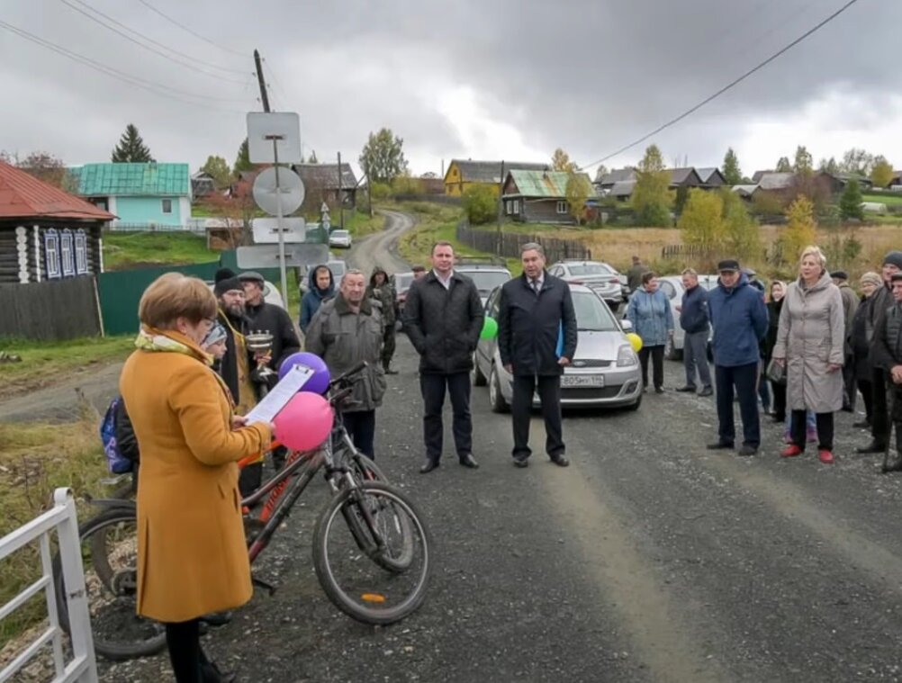 Мэр Нижнего Тагила - Владислав Пинаев на торжественном открытии моста. Фото: "Тагильский рабочий".