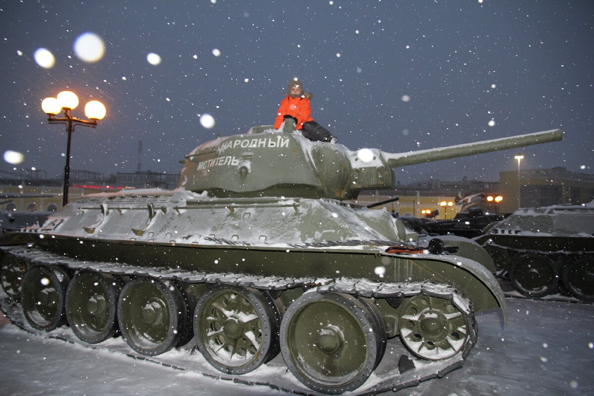 Танк  Т-34 (76) Легендарный танк  Великой Отечественной Войны 1941-1945г.г.              Мой дед Чечулин Иван Корнилович  прошел на нем всю войну  механиком-водителем.                      Слава нашим героям!!! 