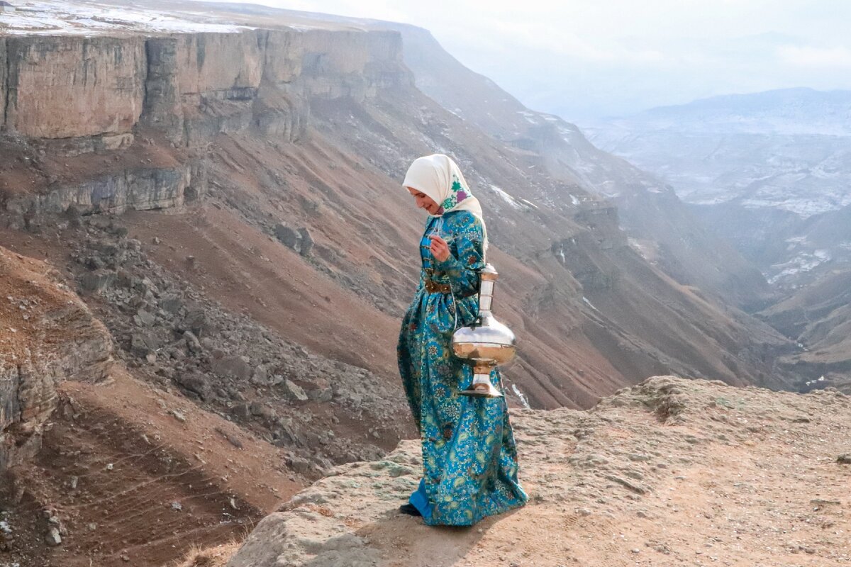 Алейкум дагестан. Горянки Дагестана. Горы Дагестана и Горянка. Горцы и горянки Дагестана. Фотосессия в Дагестане.