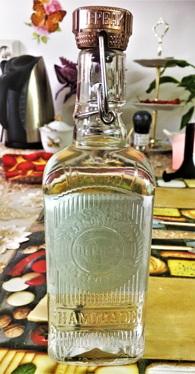 Бутылка Первака с оригинальным рифлением, вид сзади.