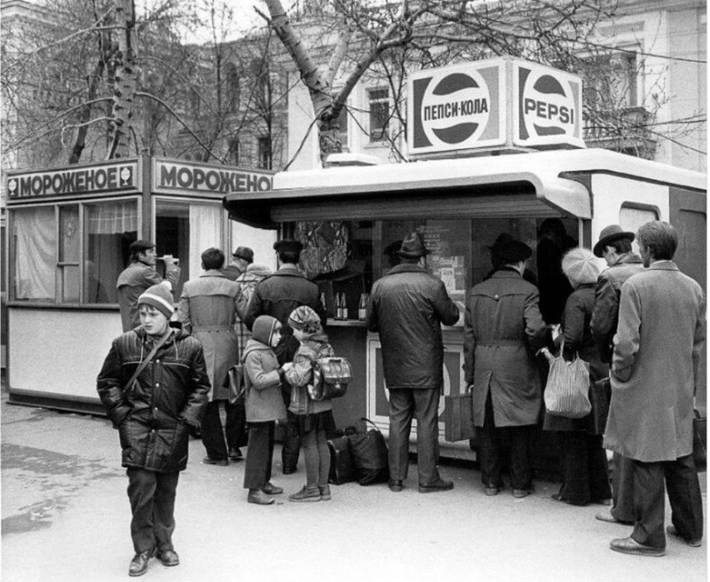 Весной 1974 года в Новороссийске открылся первый и в ближайшие 24 года единственный в СССР цех по производству пепси. Только здесь заветный заграничный напиток можно было приобрести спокойно и без всяких очередей прямо на улице. Стоила одна бутылка 45 копеек, против 15 копеек за обычный советский лимонад. Но можно было выпить пепси сразу и прямо тут сдать обратно бутылку, вернув дополнительные 10 копеек «за тару».Источник: https://fishki.net/1806586-istorija-pojavlenija-pepsi-koly-v-sovetskom-sojuze.html © Fishki.net