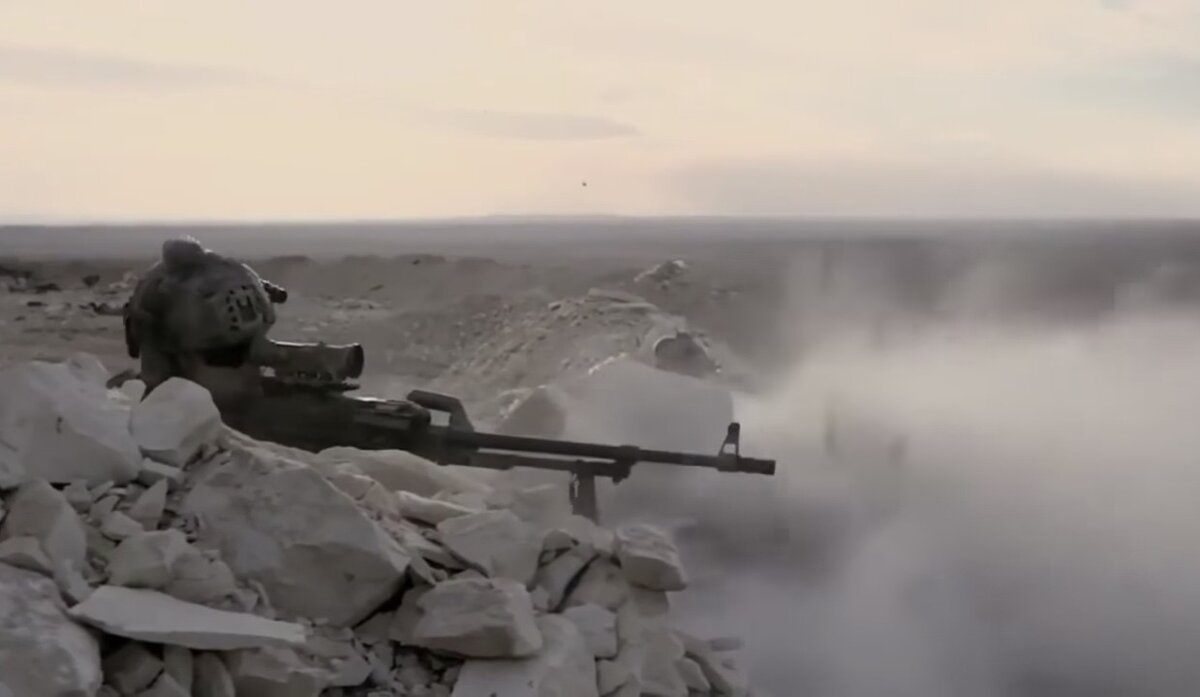 Военнослужащий, вооружённый ПКМ