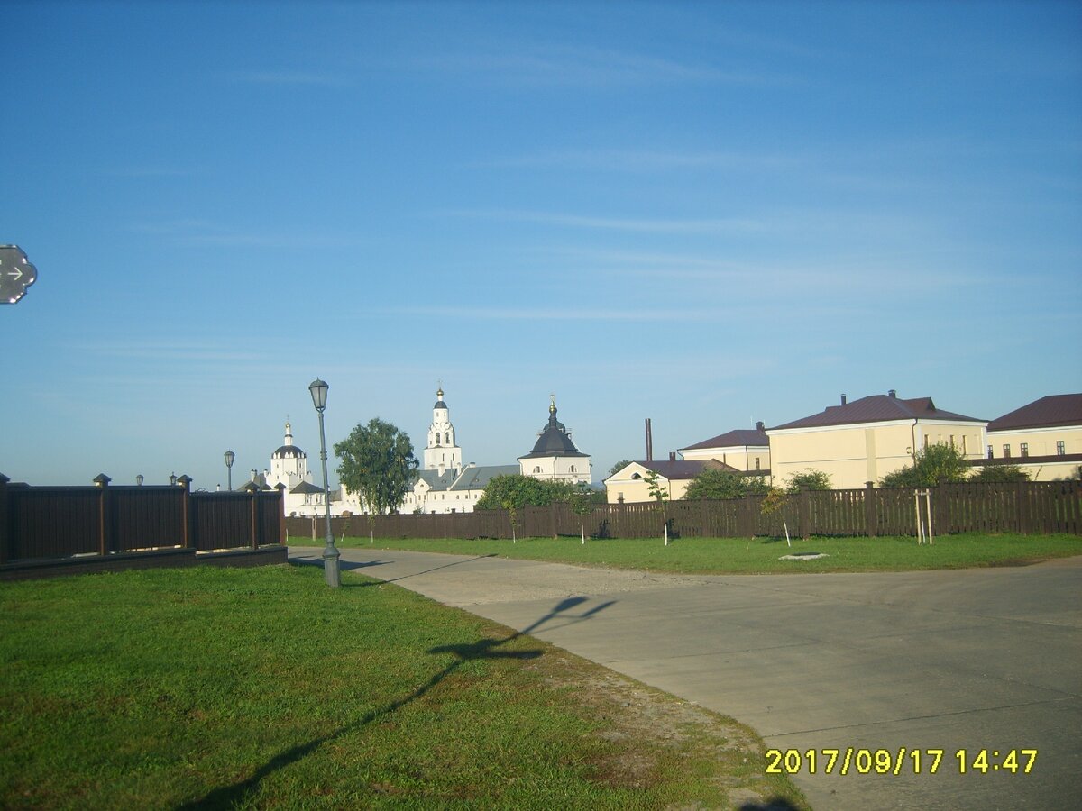 Вид на храмы Свияжска