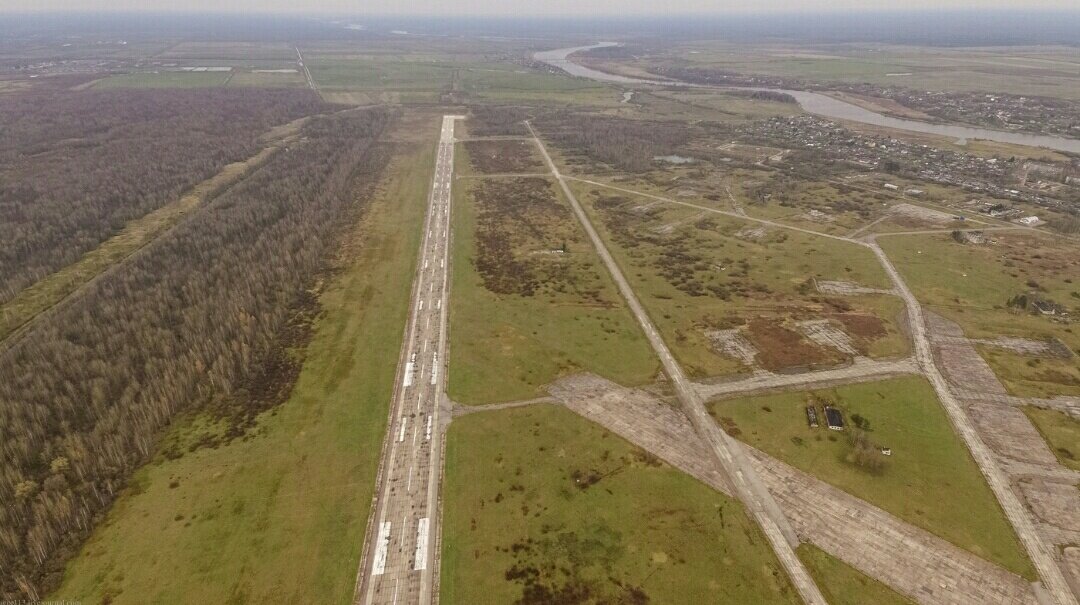 Аэродром совместного использования. Военный аэродром Кречевицы. Аэропорт Кречевицы Великий Новгород. Кречевицы Новгородская область аэродром. Военный аэродром Кречевицы Великий Новгород.