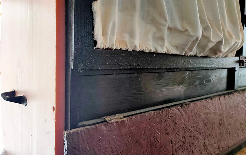 Цыплятам внутри тепло и комфортно, они бегают и пищат, пищат и бегают, и так 24 часа в сутки, и своим писком сводят нас с ума :)