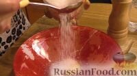 Яйцо, соль, сахар и растительное масло взбиваем венчиком до получения однородной массы.