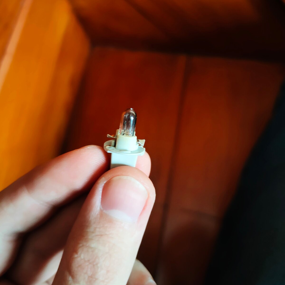 Как заменить лампочку встроенную в шкафчик