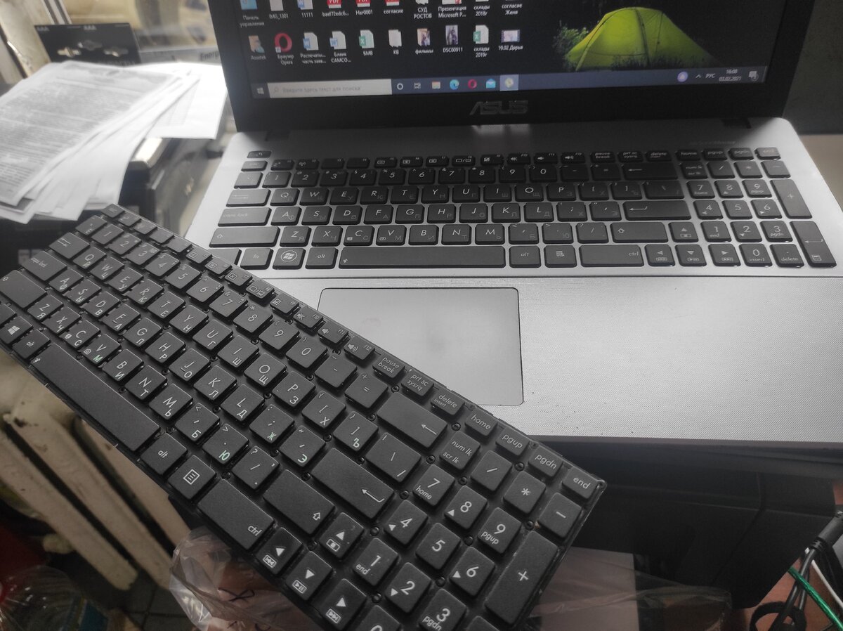 На фото ноутбук Asus X550L, на котором проводил замену клавиатуры