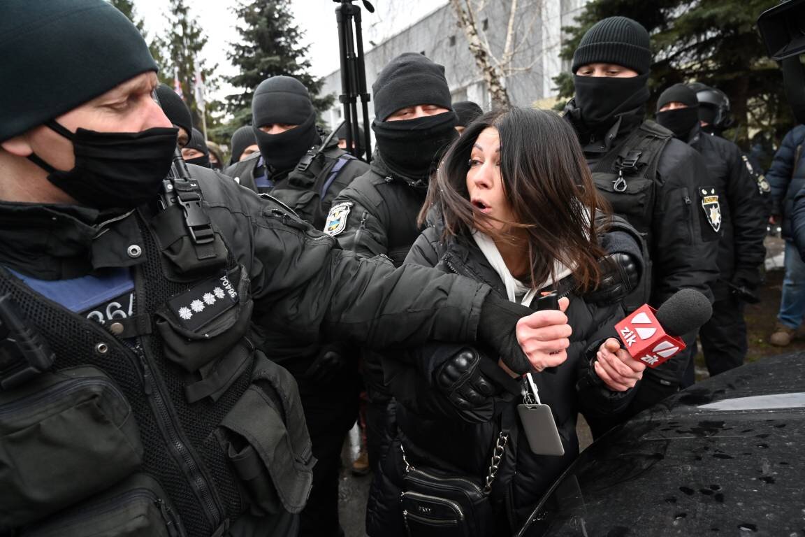 Партия «Оппозиционная платформа — За жизнь» (ОПЗЖ), которая объявила сбор подписей за импичмент президенту Украины Владимиру Зеленскому, пытается внести раскол и спасти активы одного из своих руководителей, заявила в Facebook пресс-секретарь украинского президента Юлия Мендель.Партия «Оппозиционная платформа — За жизнь» (ОПЗЖ), которая объявила сбор подписей за импичмент президенту Украины Владимиру Зеленскому, пытается внести раскол и спасти активы одного из своих руководителей, заявила в Facebook пресс-секретарь украинского президента Юлия Мендель.Из-за санкций телеканалам пришлось прекратить вещание, они остались доступны только на YouTube. Также ограничения предполагают блокировку активов, ограничение торговых операций, запрет на вывод капиталов из страны и полный или частичный запрет на совершение сделок с ценными бумагами на пять лет. 
«На самом деле в этом случае импичмент — это чисто пропагандистская инициатива, рассчитанная на поднятие скандала вокруг темы, которая точно вызвала положительную реакцию и объединение общества», — написала Мендель. По ее словам, такой инициативой партия пытается внести раскол и спровоцировать внутренний кризис, а также спасти активы одного из соруководителей своей политической структуры.

Также Мендель отметила, что решение о закрытии ряда телеканалов принималось коллегиально.
«Решение закрыть пропагандистские медиаплатформы — коллегиальное и широко поддержано украинским обществом. Коллегиальное и справедливое решение, которое было принято СНБО и введено в действие указом президента, является абсолютно законным», — указала она.

Председатель партии «Слуга народа» и соратник Зеленского Александр Корниенко в интервью изданию Meduza сообщил, что закрыть телеканалы решил не лично президент. По его словам, такую меру принял Совет национальной безопасности и обороны (СНБО) на основе информации, полученной от Службы безопасности Украины (СБУ). «Эта информация частично является секретной, но она дает основания считать, что данные телеканалы финансируются лицами из России», — сказал он.

На вопрос о том, не связано ли решение о санкциях с сокращением популярности партии «Слуга народа» и росте ОПЗЖ, Кириенко ответил отрицательно.
«Если бы оно было связано с какими-то рейтингами, то, наверное, были бы какие-то действия против ОПЗЖ, а не против связанных с партией телеканалов», — утверждает он. Согласно опубликованному 3 февраля рейтингу Киевского международного института социологии (КМИС), партия Зеленского «Слуга народа» заняла второе место (13,5%), уступив ОПЗЖ, которая набрала 14,9%.

Телеканалы назвали санкции «политической расправой над неугодными СМИ» и пообещали бороться за право быть в эфире. Глава Национального союза журналистов Украины Сергей Томиленко счел действия властей «наступлением на свободу слова, лишением права на информацию большого числа украинцев». Сам Зеленский заявил, что санкции необходимы для борьбы с иностранной пропагандой. «Украина полностью поддерживает свободу слова. Но не пропаганду, финансируемую страной-агрессором, которая подрывает движение Украины на ее пути к ЕС и евроинтеграции», — сказал президент.