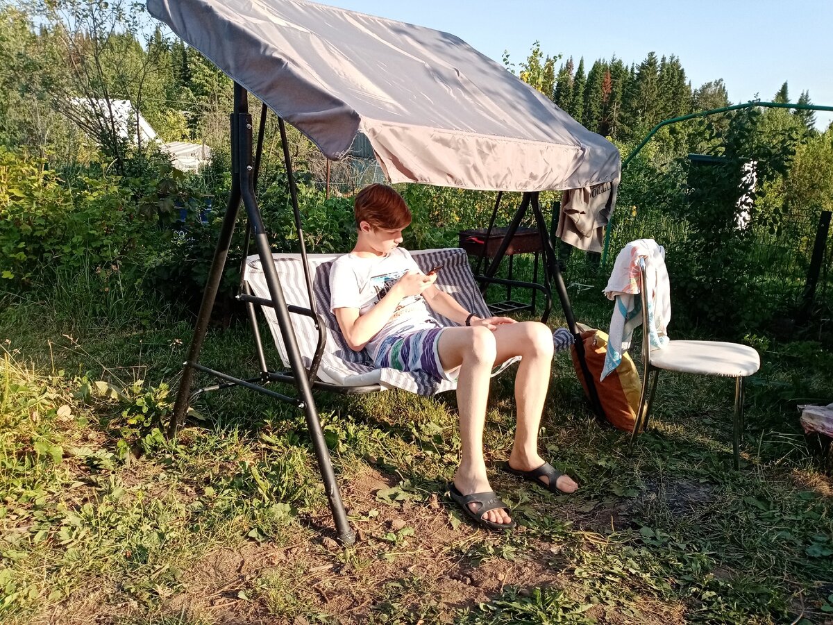Сын с мамой на даче
