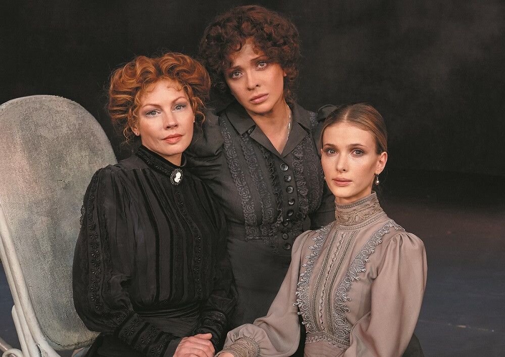 Нет, это не мы, это сцена из спектакля "Три сестры" театра "Современник". Чем-то фото напомнило нас, только история совсем другая!