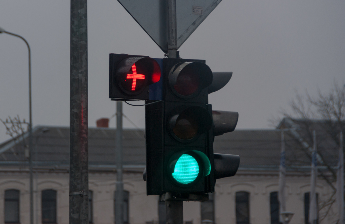 На какой сигнал светофора переходят улицу. Светофор с дополнительной секцией. Светофор с крестом. Светофор с красным крестом. Дополнительные секции светофора с красным крестом.