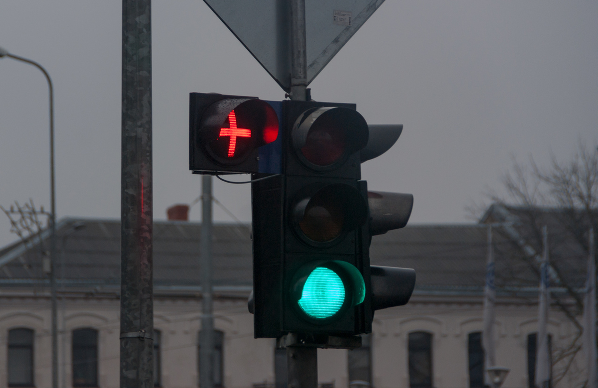 Светофор на пархоменко. Светофор с дополнительной секцией. Светофор с крестом. Светофор с красным крестом. Дополнительные секции светофора с красным крестом.