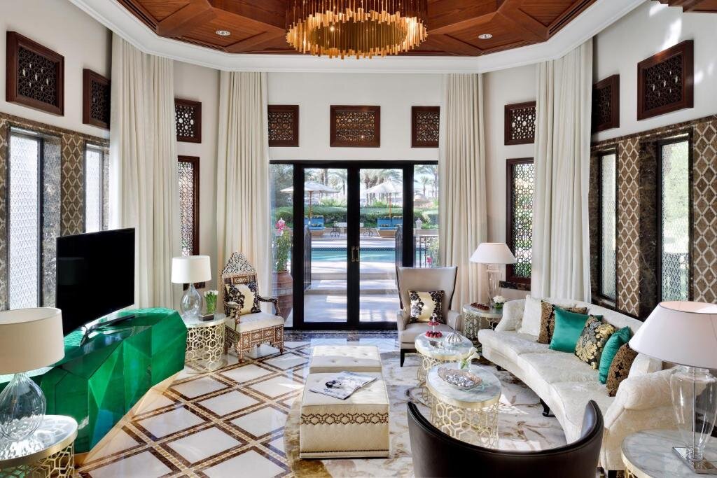 Источник: https://www.booking.com/hotel/ae/one-only-royal-mirage.ru