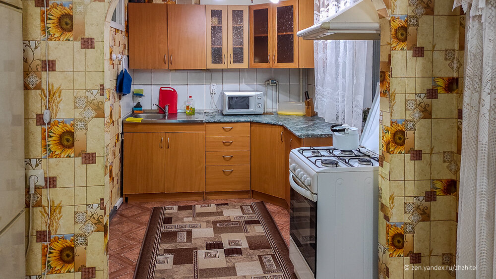 Слева в нише холодильник