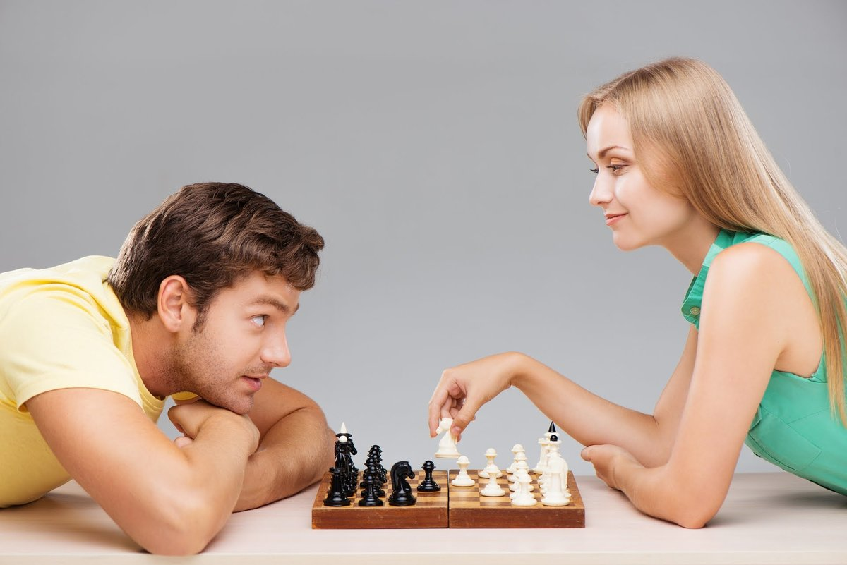 Как вернуть интерес девушки. Шахматы мужчина и женщина. Игра шахматы. Мужчина и женщина играют в шахматы. Мужчина играющий в шахматы.