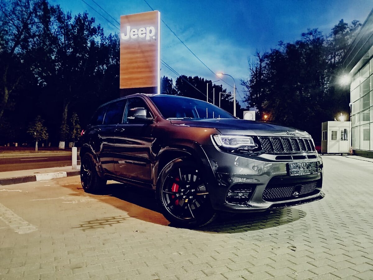 Фото - автомобиль Jeep Grand Cherokee в официальном дилерском центре Сокол Моторс в г.Ростов-на-Дону