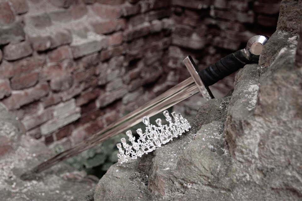 Корона и меч - авторов). Фото с их личной фотосессии.