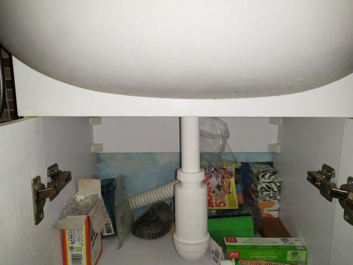 Засор в водосточной трубе может образовываться по разным причинам 