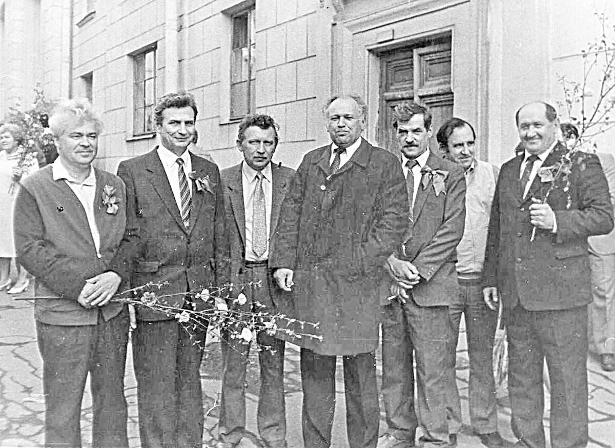 90-е годы. Демонстрация в честь Дня Победы (слева направо) главный металлург Юрий Вартанович Маркаров, директор ММЗ Иван Яковлевич Воробьев, начальник ЦАЛ Вячеслав Григорьевич Сташкевич, начальник отдела соцразвития Евгений Иванович Дубинко, заместитель директора по качеству Ефим Федорович Иванько, начальник ОВК Михаил Николаевич Кажерков, начальник МЦ-1 Анатолий Трофимович Бусел.