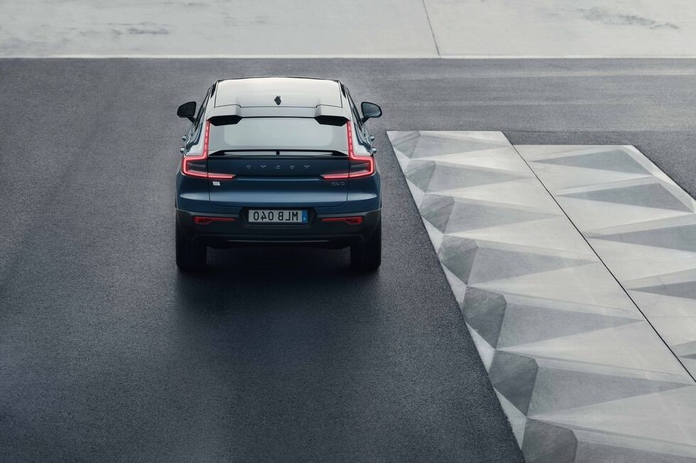 Размеры C40 почти идентичны XC40, за исключением его более низкой высоты. Крыша в задних наклонах имеет коническую форму лифтбэка, что означает, что она имеет меньший объем груза, чем более квадратный XC40. В остальном C40