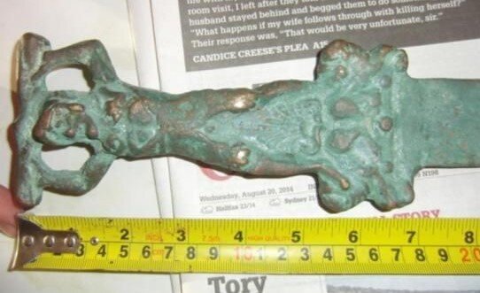 Рукоять найденного меча.