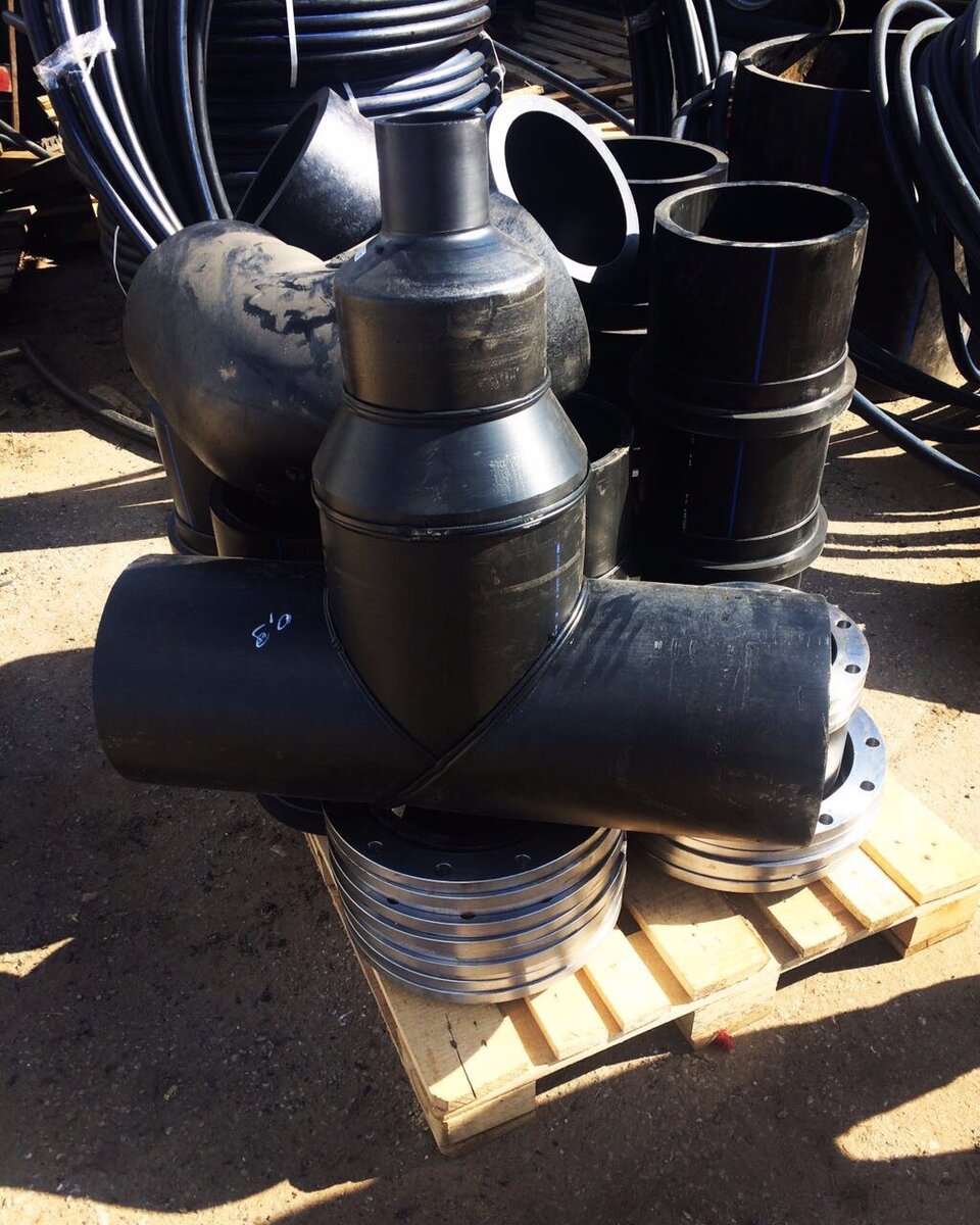 Фитинги и трубы.