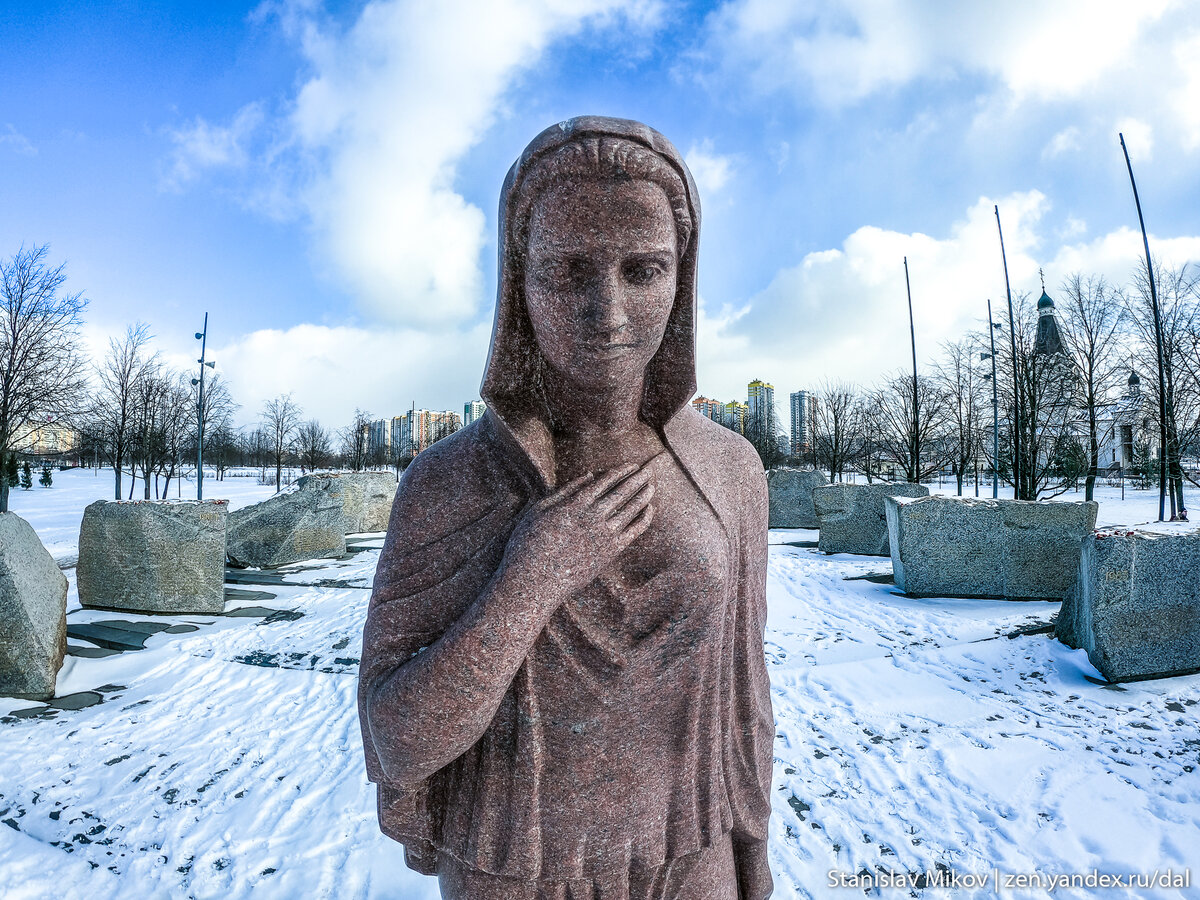 Скульптура «Скорбящая мать» в мемориале воинам-интернационалистам, погибшим в Афганистане